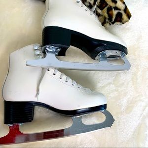 Figure skates Girls CELEBRITY brand LEATHER like new!! INCLUDES ACCESSORIES!!!
